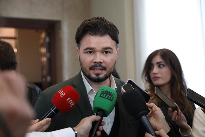 El portavoz de ERC en el Congreso de los Diputados, Gabriel Rufián, atiende a los medios de comunicación 