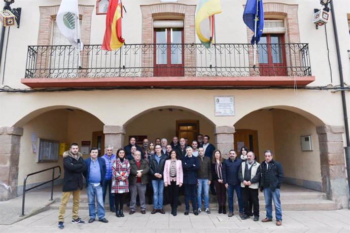Reunión que han mantenido esta tarde en Badarán la presidenta del Gobierno de La Rioja, Concha Andreu, y el consejero de Gobernanza Pública, Francisco Ocón, con alcaldes y alcaldesas de la comarca de Nájera.