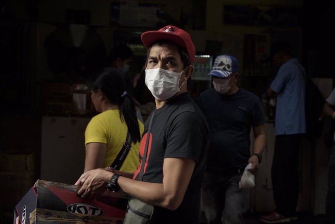Un hombre con una mascarilla para evitar el contagio del coronavirus en Manila, Filipinas.