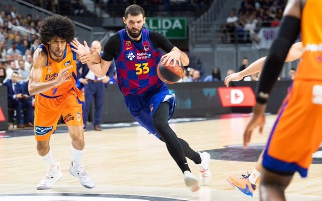 Nikola Mirotic intenta penetrar perseguido por Labeyrie en el Barça-Valencia Basket de la Supercopa Endesa 2019