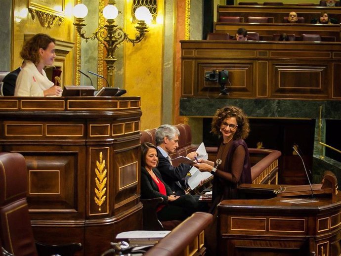 La ministra de Hacienda, María Jesús Montero, comparece ante el Pleno del Congreso