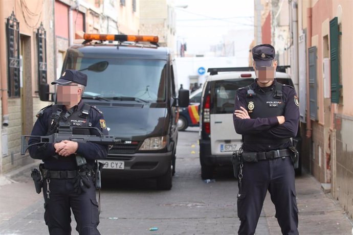 Policías acordonan la calle Valdivia del barrio almeriense de Pescadería-La Chanca donde se ha producido el tiroteo con resultado de un muerto. Almería a 4 de febrero del 2020