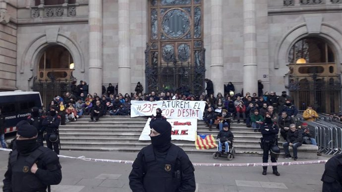 Protesta dels CDR davant el Tribunal Superior de Justícia de Catalunya (TSJC) el 23 de febrer del 2018.