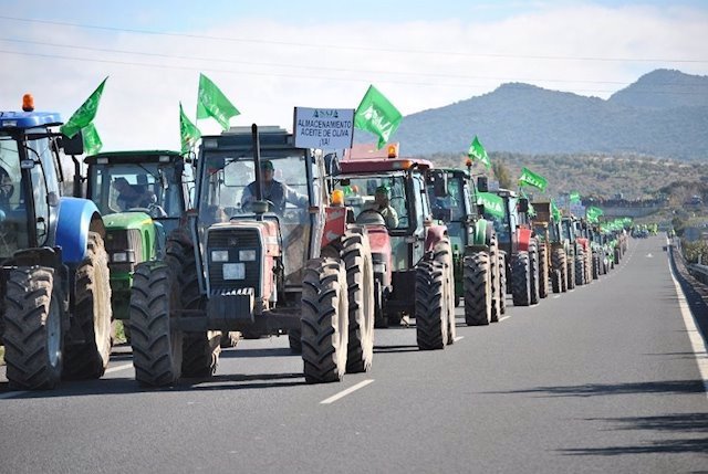 Tractores de agricultores y ganaderos manifestándose.