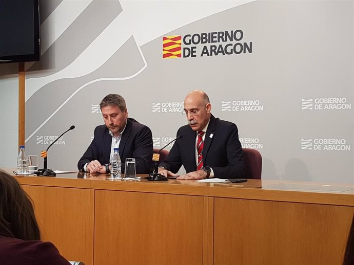 El consejero de Vertebración del Territorio, Movilidad y Vivienda de Aragón, José Luis Soro, y el director del IGEAR, Fernando López.