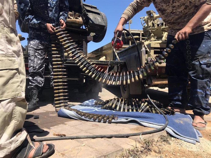 Milicianos de un grupo de Misrata en los combates en los alrededores de la capital de Libia, Trípoli