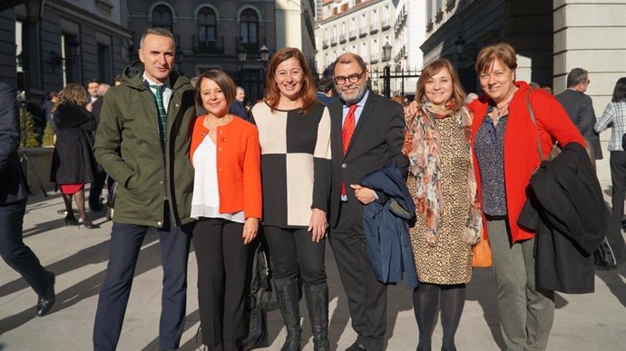 Los socialistas de Baleares en el Congreso y el Senado, con la presidenta del Govern, Francina Armengol (segunda por la derecha).