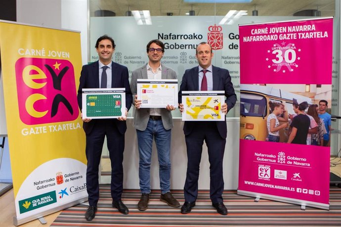 Ricardo Goñi (Caja Rural), Carlos Amatriain (Juventud) y Pablo Andoño (Caixabank) tras la firma de la prórroga del convenio.