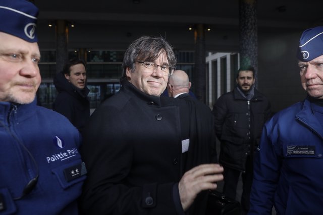 03 February 2020, Belgium, Brussels: Catalan leader in exile Carles Puigdemont (C) arrives for a hearing at Justice Palace regarding the arrest warrant issued against him by the EU. Photo: Thierry Roge/BELGA/dpa
