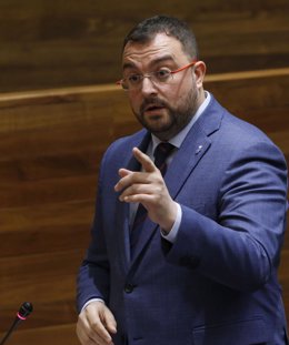 El presidente Adrián Barbón interviene en el Parlamento asturiano.