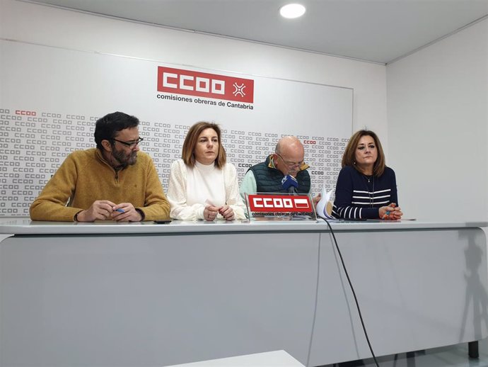 El secretario general de la Sección Sindical de CCOO en el Gobierno de Cantabria, Javier González, y otros miembros del sindicato y del comité