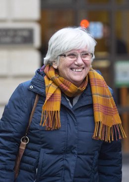 14 November 2019, Scotland, Edinburgh: Former Catalan politician and University of St Andrews professor Clara Ponsati, who is facing extradition from Scotland to Spain, is seen outside St Leonard's Police Station after being released on bail