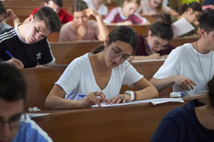 Estudiantes durante las pruebas de acceso a la universidad.