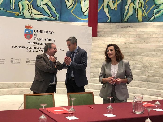 De izda a dcha: el viceconsejero de Trabajo vasco Jon Azkue; el vicepresidente de Cantabria, Pablo Zuloaga, y la consejera de Empleo, Ana Belén Álvarez