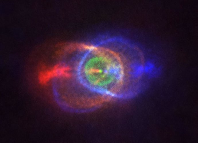 En esta imagen puede verse el complejo entorno de gas que rodea a la binaria HD101584. Los colores representan la velocidad, pasando del azul (gas que se mueve más rápido hacia nosotros) al rojo (gas que se aleja más rápido de nosotros)