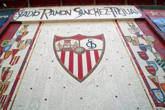 Mosaico de la fachada del estadio del Sevilla FC con el escudo del equipo