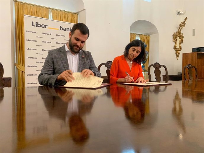 Firma del convenio para abrir los restos de Mayoralgo sin cita previa y en un horario más amplio