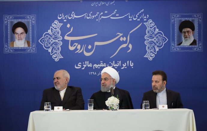 El presidente de Irán, Hasán Rohani (c); el ministro de Exteriores, Mohamad Yavaz Zarif (i); y el director de la Oficina de Presidencia, Mahmud Vaezi (d)
