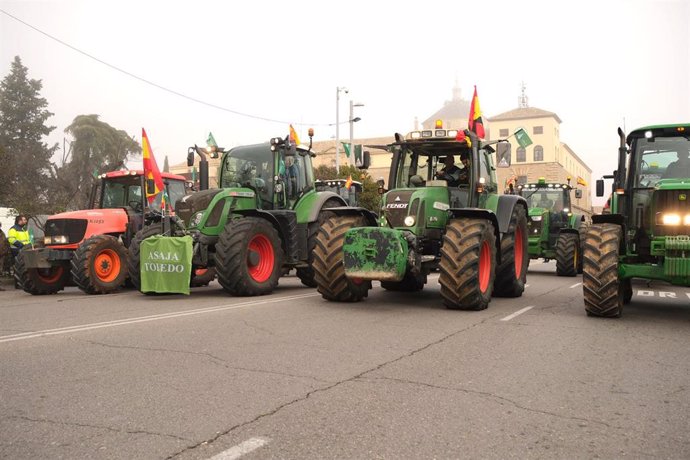 Una fila de tractores avanza por las calles de Toledo, durante la manifestación de agricultores y ganaderos en Toledo /Castilla-La Mancha (España), a 4 de febrero de 2020.