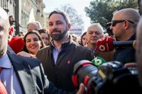 Abucheos contra Abascal y gritos a su favor tras acudir a la concentración de los agricultores ante el Ministerio