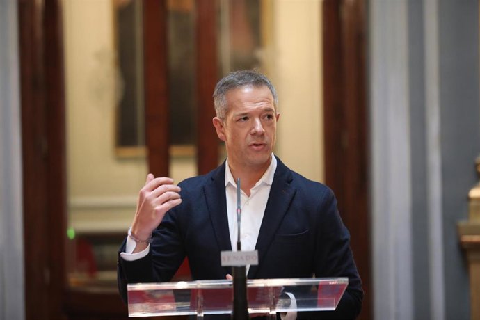El portavoz del PSOE en el Senado, Ander Gil, en rueda de prensa tras la reunión de la Junta de Portavoces del Senado, en Madrid (España), a 16 de enero de 2020.