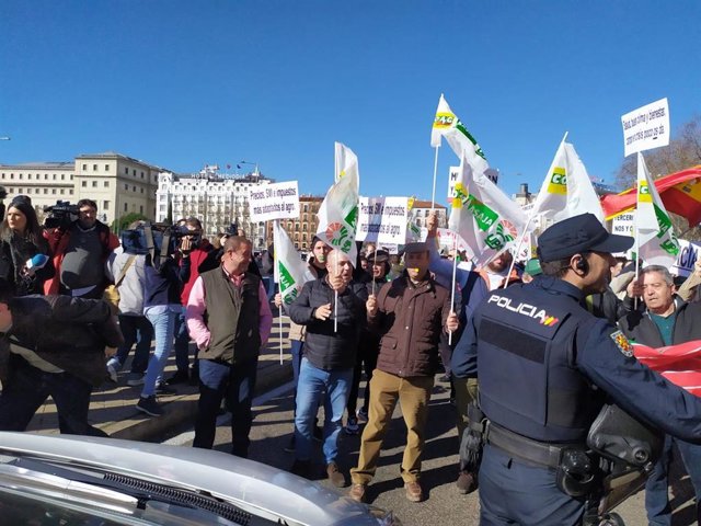 Agricultores concentrados frente a la sede del Ministerio de Agricultura