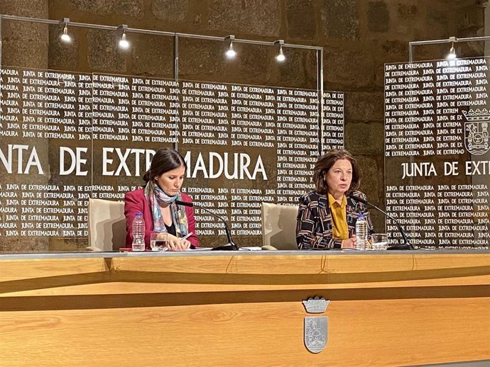 Pilar Blanco-Morales en rueda de prensa en Mérida junto a Isabel Gil Rosiña para referirse a la subida del SMI
