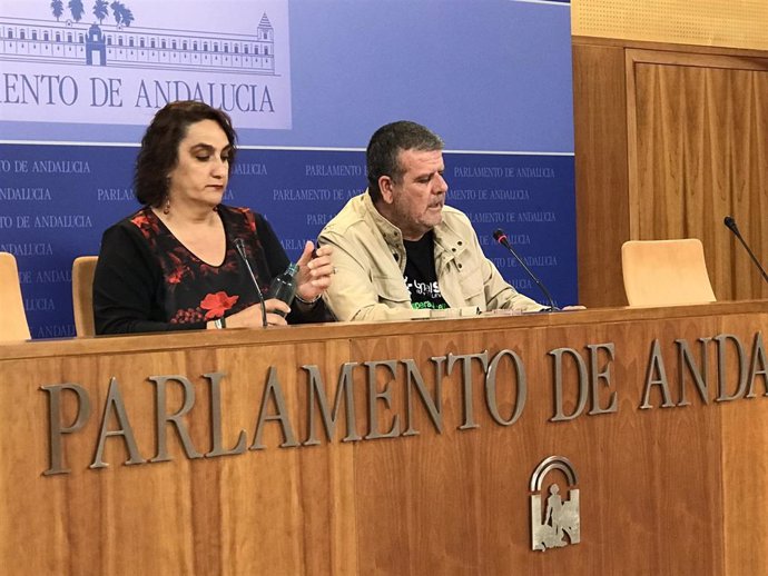 Los diputados de Adelante Andalucía Ángela Aguilera y Nacho Molina, este miércoles en rueda de prensa en el Parlamento andaluz.