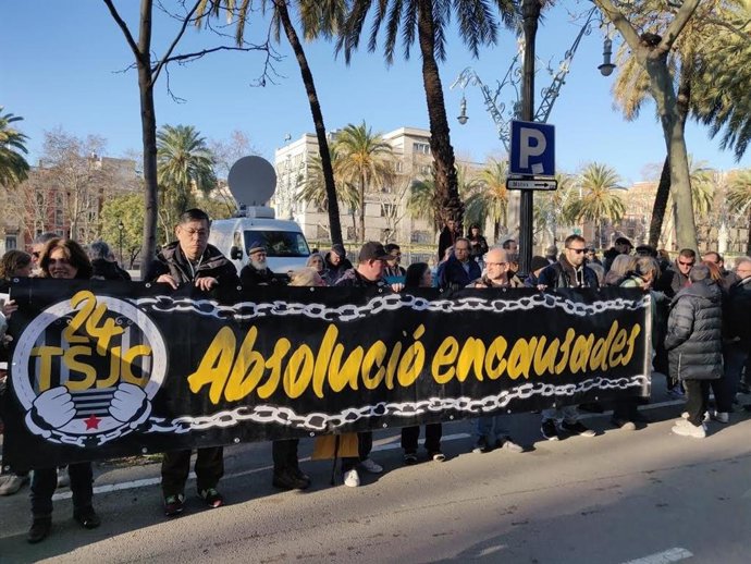 Concentración de apoyo a 13 acusados de desórdenes y desobediencia por encadenarse a las puertas del TSJC en febrero de 2018