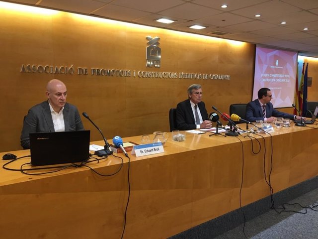 El presidente de la Comisión de Coyuntura Económica de la APCE, Eduard Brull, y el presidente de la asociación, Lluís Marsà, en rueda de prensa