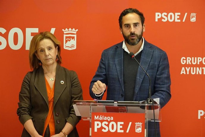 El portavoz del Grupo municipal Socialista, Daniel Pérez, y la viceportavoz Begoña Medina informan de asuntos municipales.
