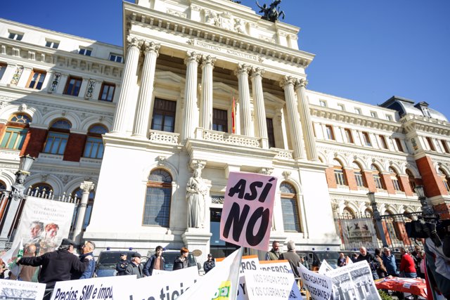 Uno de los asitentes a la manifestación de agricultores y ganaderos convocada por las organizaciones COAG, Asaja y UPA, frente al Ministerio de Agricultura , sostiene un cartel en el que se lee 'Así no', en Madrid (España), a 5 de febrero de 2020.