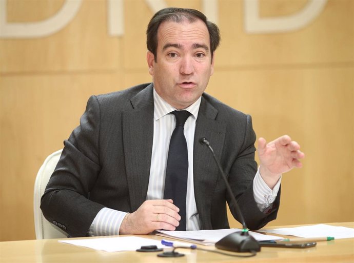 El delegado de Medio Ambiente y Movilidad de Madrid, Borja Carabante durante su intervención en la que ha firmado tres convenios con Iberdrola, UFD y Red Eléctrica de España para impulsar la transición energética.