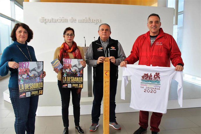 Las diputada por Adelante Málaga, Teresa Sánchez y Maribel González, junto con la Asociación Sociocultural y Club Senderista La Desbandá, informan sobre los actos de recuerdo de la carretera Málaga-Almería.