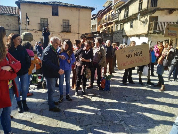 Concentración en Garganta la Olla contra el vaciado sanitario