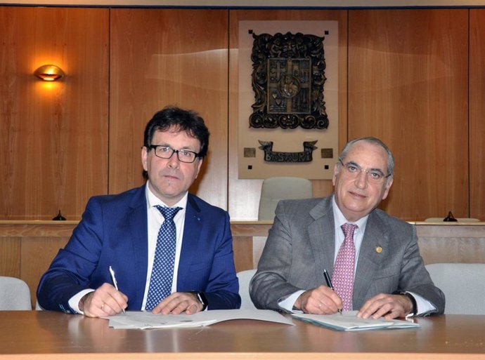 El consejero de Vivienda, Iñaki Arriola y el alcalde de Basauri, Asier Iragorri, firman el convenio para construir viviendas en el barrio de Azbarren.