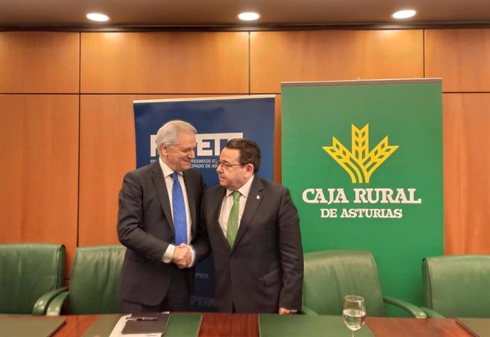 El presidente de Caja Rural de Asturias, Fernando Martínez, y el presidente de Femetal, Guillermo Ulacia, firman un convenio de colaboración.