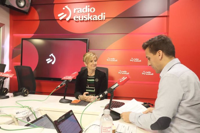 La consejera de Desarrollo Económico e Infraestructuras del Gobierno Vasco, Arantxa Tapia, en una entrevista radiofónica.