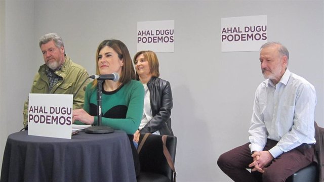 La candidata a las primarias de Podemos para optar a la Lehendakaritza Miren Gorrotxategi, junto a los diputados Juantxo López de Uralde, Pilar Garrido y Roberto Uriarte, en la presentación de la candidatura en Bilbao.
