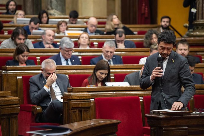 El Conseller de Territorio y Sostenibilidad de la Generalitat, Dami Calvet durante su intervención en la sesión plenaria del Parlament de Catalunya, en Barcelona (España), a 5 de febrero de 2020.