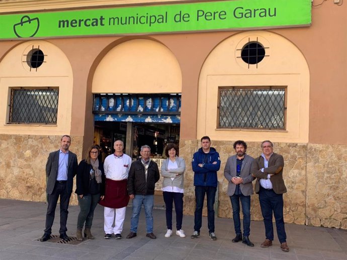 Vecinos y comerciantes de Pere Garau presentan su iniciativa contra la peatonalización.
