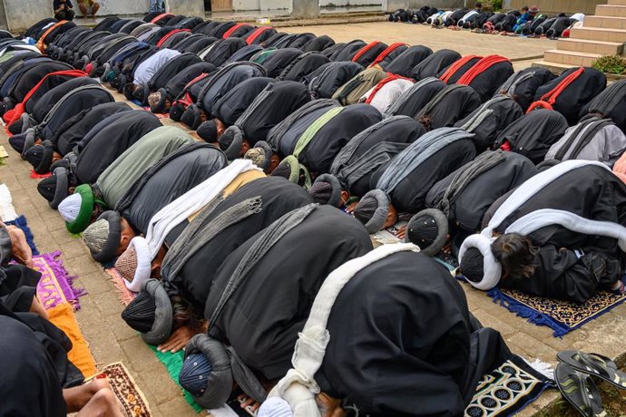 Musulmanes rezando en una mezquita en Indonesia