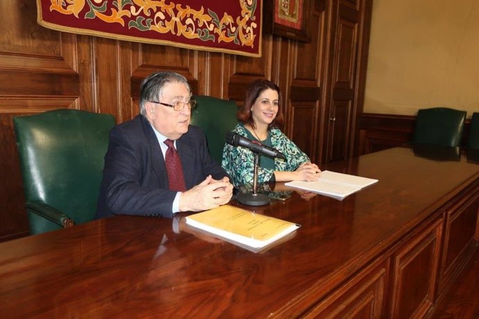 El Cronista Oficial De La Ciudad De Teruel, Vidal Muñoz, Y La Alcaldesa De La Localidad, Emma Buj.