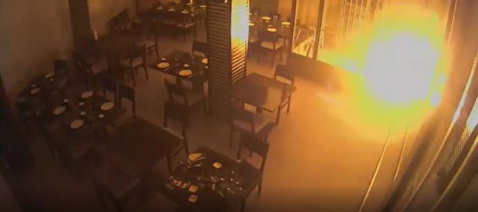 Imágenes de la cámara de seguridad del restaurante que sufrió un incendio provocado en Llucmajor.