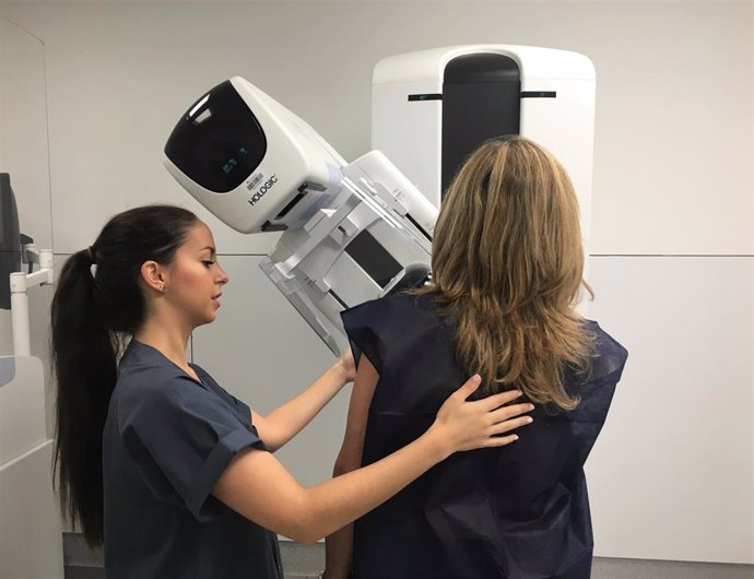 Paciente y sanitaria durante una mamografía