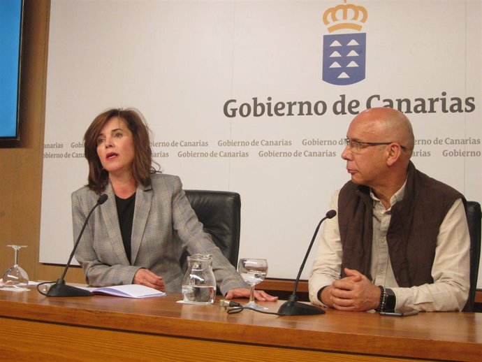 La consejera de Sanidad del Gobierno de Canarias, Teresa Cruz, y el jefe del servicio de Epidemiología, Domingo Núñez, en rueda de prensa