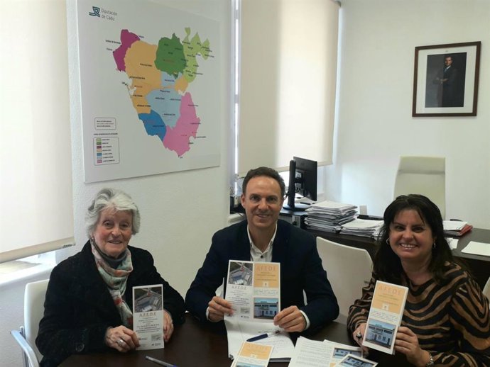 El diputado de Bienestar Social, David de la Encina, con representantes de Afede