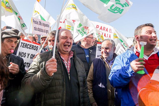 Algunos de los asistentes a la manifestación de agricultores y ganaderos convocada por las organizaciones COAG, Asaja y UPA, frente al Ministerio de Agricultura de Madrid (España), a 5 de febrero de 2020.