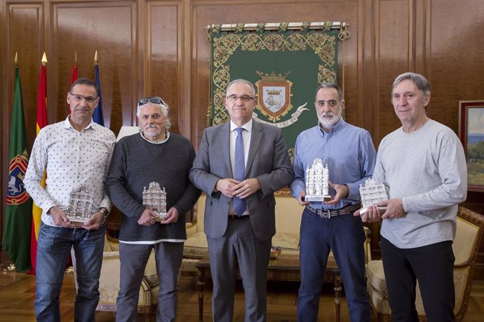 El alcalde de Pamplona ha recibido a un grupo de bomberos municipales jubilados el año pasado.