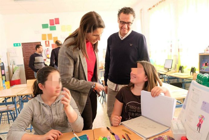 La delegada de Educación, Mercedes García Paine, en una escuela rural de la provincia de Málaga